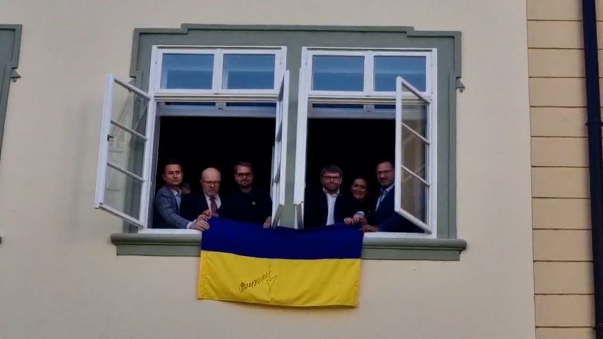 Další vlajky Ukrajiny visí na Sněmovně, jedna přímo proti Okamurově kanceláři